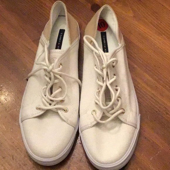 Tommy Hilfiger Shoes - NWOT Tommy Hilfiger Flip Canvas Sneaker